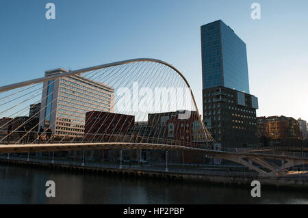 Il Isozaki atea, le torri gemelle di Bilbao progettato dall architetto giapponese Arata Isozaki, visto attraverso il Zubizuri, il ponte da Santiago Calatrava Foto Stock