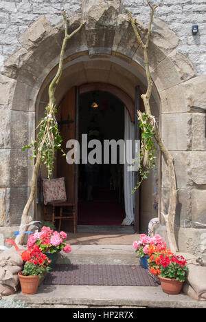 Derbyshire, Regno Unito - 20 Luglio 2014 - Little Longstone Cappella congregazionale entrata vestita e decorate il 20 luglio per il Festival dei Fiori Foto Stock
