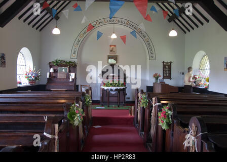 Derbyshire, Regno Unito - 20 Luglio 2014 - Little Longstone Cappella congregazionale interno vestito su 20 Luglio per un po' di Longstone Festival dei Fiori Foto Stock