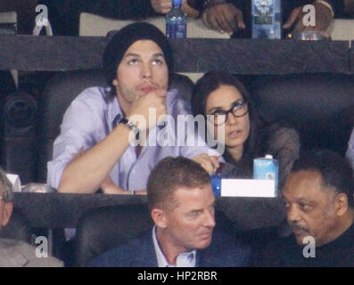 Ashton Kutcher e Demi Moore al Super Bowl XLV del gioco del calcio in Arlington, Texas il 6 febbraio 2011. Foto di Francesco Specker Foto Stock