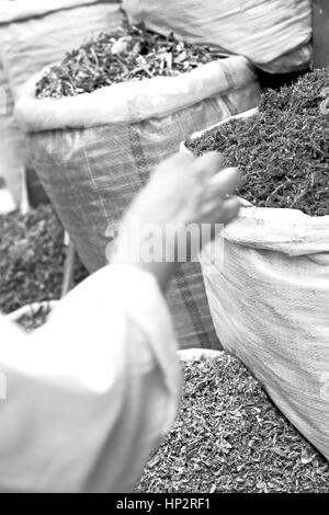 La sfocatura in iran bazaar vecchio mercato spice ingrediente per alimenti erbe esotiche Foto Stock