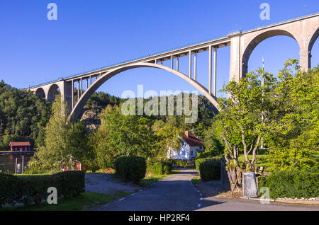 Il vecchio ponte di Svinesund, il confine tra la Norvegia e la Svezia. Foto Stock