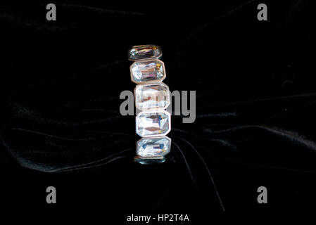 Decorazione jewelery Braccialetto plastico su sfondo nero Foto Stock