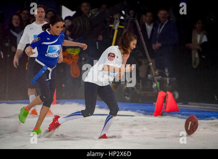 Meghan Markle, sinistra, con Nina Dobrev a Directv la ottava edizione del Celebrity Beach Bowl il 1 febbraio 2014 a New York, NY. Foto di Francesco Specker Foto Stock