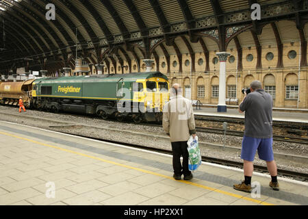 Appassionato di rampa a fotografare un Freightliner classe diesel 66 loco presso la stazione di York, Regno Unito Foto Stock