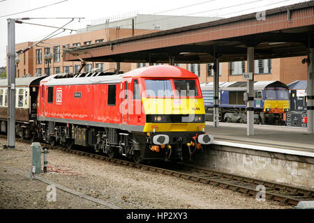 DB Schenker Classe 90 electric loco intermodale 90019 arrivando alla stazione di York con un northbound railtour. Foto Stock