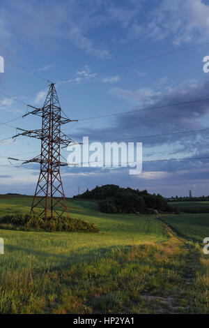 Fantastico tramonto sopra il campo di grano Foto Stock
