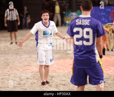 Josh Hutcherson, sinistra, provocazioni Josh Sasse a Directv il settimo annuale di Celebrity Beach Bowl il 2 febbraio 2013, a New Orleans, Louisiana. Foto di Francesco Specker Foto Stock