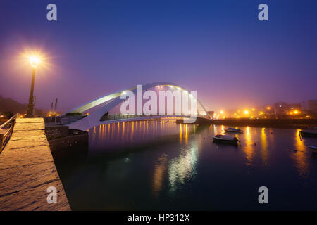 Notte di Nebbia a Plentzia bridge Foto Stock