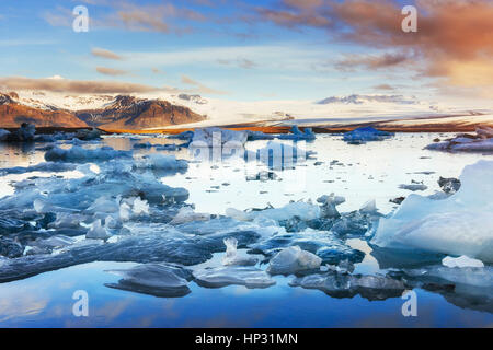 Iceberg galleggianti in Jokulsarlon lago glaciale in occidente. Sud Foto Stock