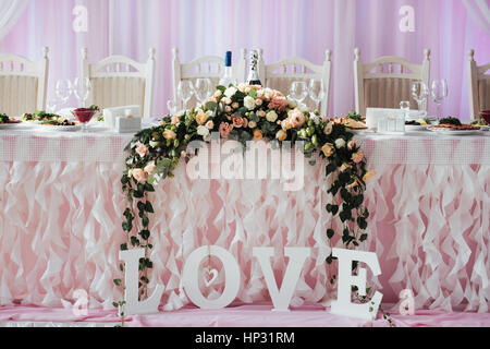 Lussuose decorate tavolo nella sala principale wedding Foto Stock