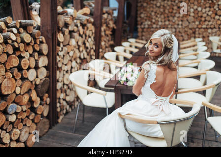 Ritratto della splendida sposa con un bouquet di nozze Foto Stock