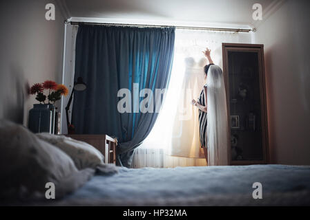 Il matrimonio perfetto vestito con un mantello completo Foto Stock