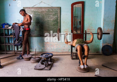 Costruttore di carrozzerie, muscleman, un uomo cubano si esercita in una palestra bodybuilding, in via San Rafael, Centro Habana, la Habana, Cuba Foto Stock