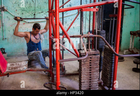 Costruttore di carrozzerie, muscleman, un uomo cubano si esercita in una palestra bodybuilding, in via San Rafael, Centro Habana, la Habana, Cuba Foto Stock