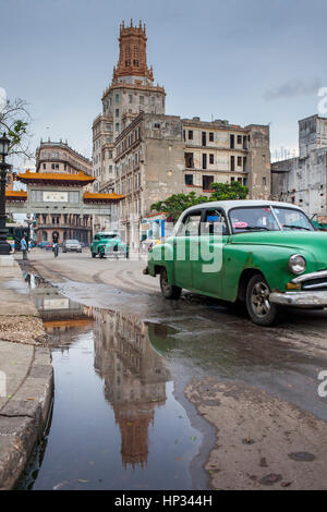 Vintage, auto, vecchio, taxi, via Dragones, in background Cuban Telephone Company edificio e porta principale della città cinese, quartiere cinese, la Habana, Cuba Foto Stock