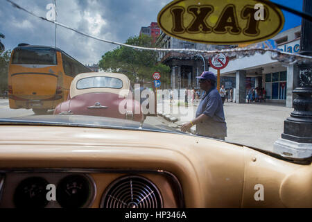 Taxicab, scena di strada in via Amistad, Centro Habana, la Habana, Cuba Foto Stock