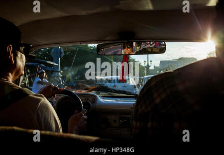 Taxicab, in via Consulado, vicino a El Capitolio, Centro Habana District, la Habana, Cuba Foto Stock