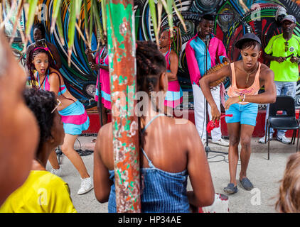 Ballo, spettacolo Rumba, la Domenica a Callejon de Hamel, Centro Habana quartiere, la Habana, Cuba Foto Stock