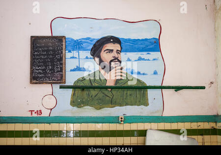 Murale di Ernesto che Guevara, e dettaglio dei prodotti forniti dallo stato, a prezzi controllati, macelleria, la Habana, Cuba Foto Stock