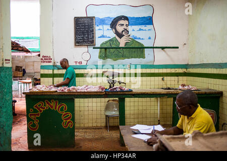 Negozio di macellaio, il venditore e l uomo la contabilità, all Avana Vecchia, Habana Vieja, La Habana, Cuba Foto Stock