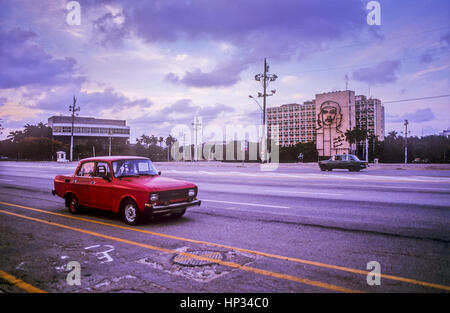 Vecchia, vintage, auto, e panoramica di Piazza della Rivoluzione, ''Plaza de la Revolucion'', la Habana, Cuba Foto Stock