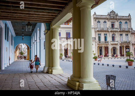 Plaza Vieja (Piazza Vecchia), architettura, classica, tipica, tradizionale, coloniale, l'Avana Vecchia, Habana Vieja, la Habana, Cuba Foto Stock