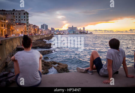 Il tramonto nelle Malecón, La Habana, Cuba Foto Stock