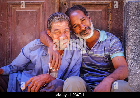 Gli uomini, in San Ignacio street; l'Avana Vecchia; La Habana; Cuba Foto Stock