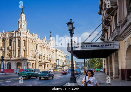 Scena di strada in Paseo de Martí, sullo sfondo a destra il Centro Cultural Payret e a sinistra chiamato teatro Gran Teatro Garcia Lorca o Gran Teatro de L Foto Stock