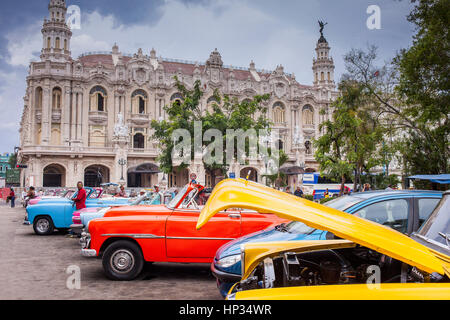 Parque Central, sullo sfondo Gran Teatro de la Habana 'Alicia Alonso, il Gran Teatro Alicia Alonso di l'Avana, Centro Habana, la Habana Foto Stock