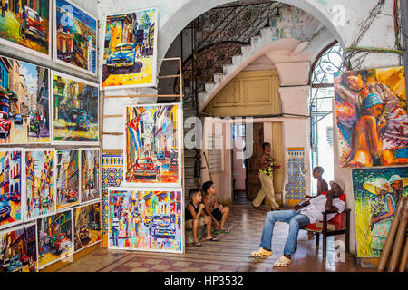 Galleria e laboratorio del pittore William Carbonell, cuentapropistola, in via Cuba, quartiere Habana Vieja, la Habana, Cuba Foto Stock