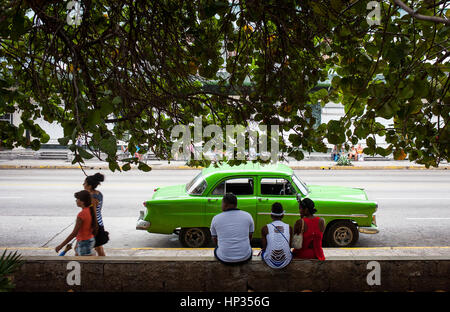 Auto d'epoca, taxi, taxi, taxi, scena di strada in calle 23 strada, a la Rampa, vicino al Malecon, quartiere Vedado, la Habana, Cuba Foto Stock