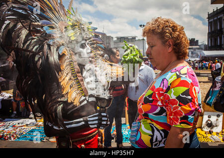 Aztec folk guaritore, sciamano pratica di purificazione spirituale,Plaza de la Constitución, El Zocalo, Zocalo Square, Città del Messico, Messico Foto Stock