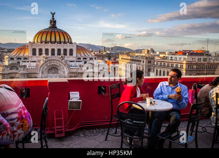 Gran Café de la Ciudad de México, 8 piano di Sears store, sullo sfondo il Palacio de Bellas Artes di Città del Messico, Messico Foto Stock