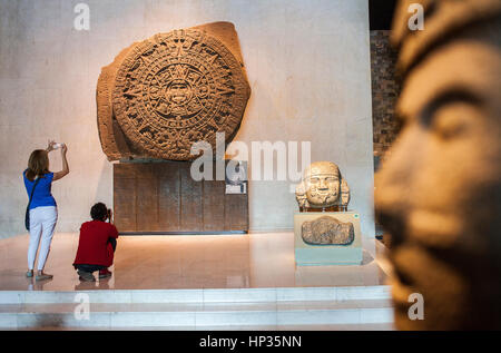 L'Aztec Pietra del sole e altri artefatti in mostra al Museo Nazionale di Antropologia, Città del Messico, Messico Foto Stock