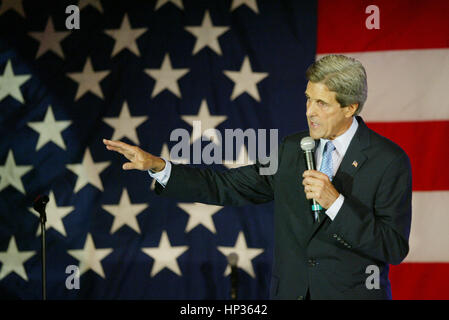 Candidato presidenziale democratico Sen. John Kerry presso un allevatore in Santa Monica, California il 26 agosto 2004. Photo credit: Francesco Specker Foto Stock