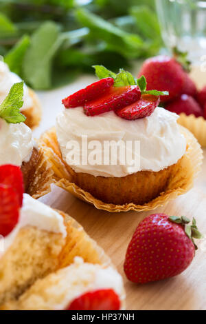 In casa tortine di fragole con panna montata topping Foto Stock