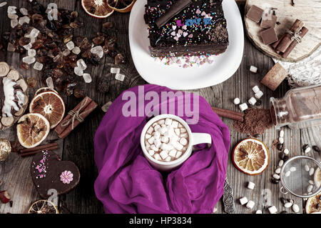 Tazza di cioccolata calda sul tavolo con dolci e cioccolatini, vista dall'alto Foto Stock