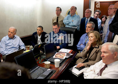 La situazione sala di casa bianca fotografo Pete Souza la foto del momento in cui il Presidente Obama e il suo team hanno guardato l'assalto a Osama Bin Ladin il nascondiglio del 1 maggio 2011. Vedere la descrizione per i nomi. Foto Stock