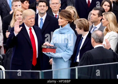 DONALD TRUMP è giurato come 45th Presidente degli Stati Uniti a 20 gennaio 2017 con la sua terza moglie Melania tenendo la Bibbia. Foto: Pete Souza/White House Foto Stock