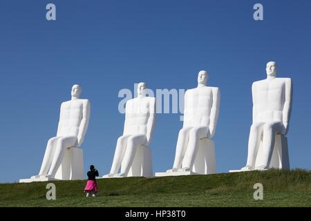 La scultura 'Men in mare' di Esbjerg, Danimarca. I 4 uomini guardando il mare sono realizzati in calcestruzzo bianco dall'artista danese Svend Wiig Hansen Foto Stock