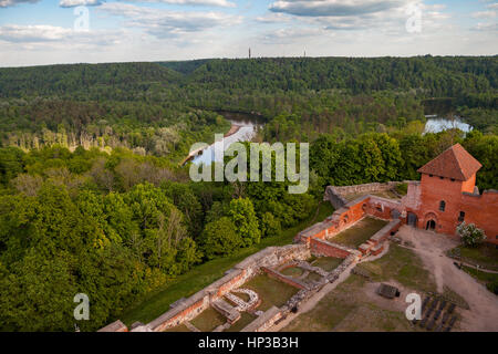 Rovine del medievale Castello Turaida in Lettonia. Estate diurno. Foto Stock