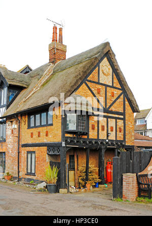 Vecchio cottage con il tetto di paglia da The Swan Inn nella Bassa Street, Horning, Norfolk, Inghilterra, Regno Unito. Foto Stock