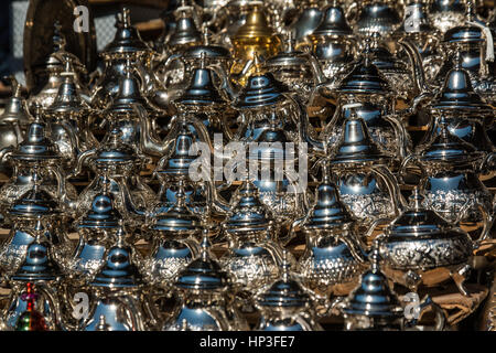 Arab bollitori per tè all'Oriental Bazaar close-up Foto Stock