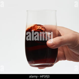 Close up di vino rosso in vetro stemless isolati su sfondo bianco. Test di vino rosso. Spostare il vino rosso Foto Stock