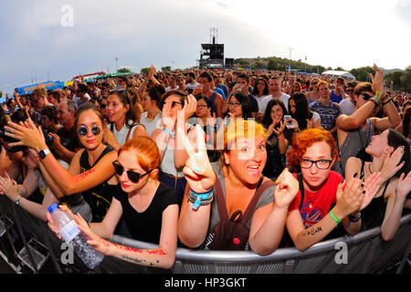 BENICASSIM, Spagna - 18 luglio: la folla in un concerto presso la FIB Festival il 18 luglio 2014 a Benicassim, Spagna. Foto Stock