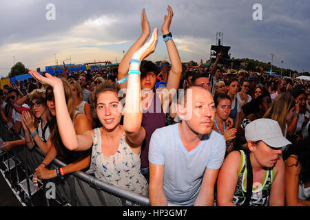 BENICASSIM, Spagna - 18 luglio: la folla in un concerto presso la FIB Festival il 18 luglio 2014 a Benicassim, Spagna. Foto Stock