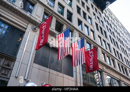 Al di fuori di JCPenney department store a Natale al trentatreesimo street con il ponte di collegamento sopra, New York City, Stati Uniti d'America Foto Stock