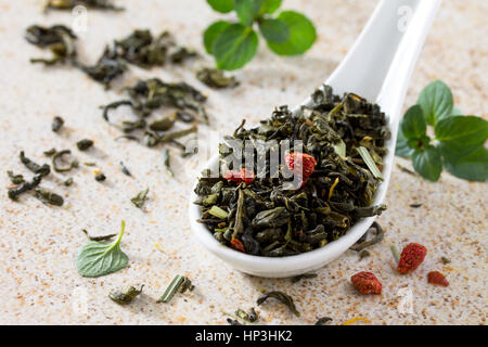 Il tè verde con agrumi e menta su un sfondo di ardesia, il fuoco selettivo. Foto Stock